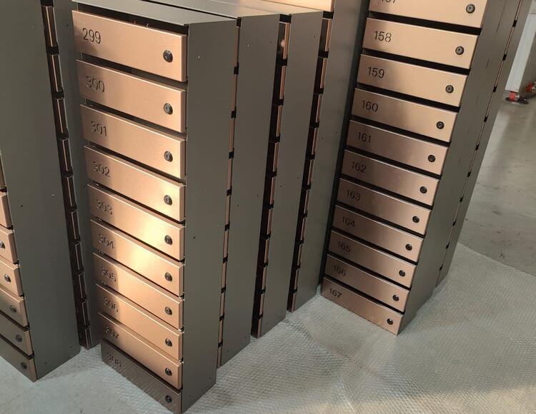 Металлические почтовые ящики